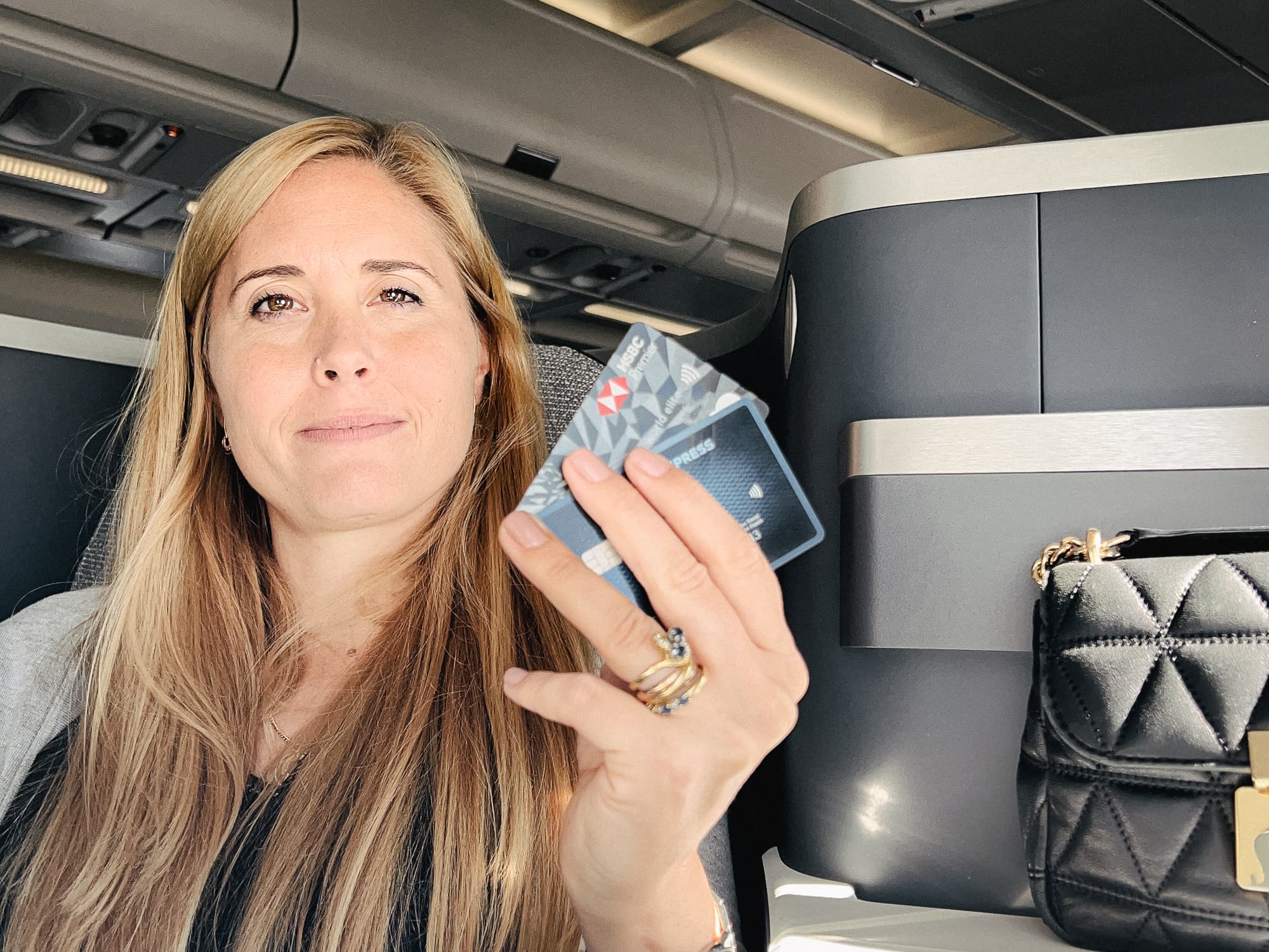 Audrey Voisine avec ses cartes de crédit